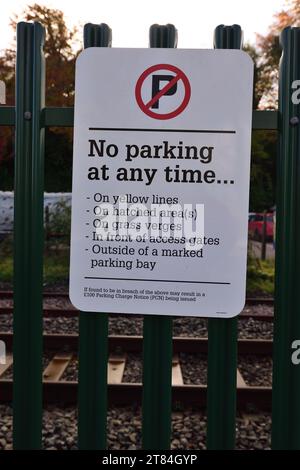 Signez dans le parking de la gare d'Okehampton sur la ligne Dartmoor dans le Devon (rouvert en 2021). Banque D'Images