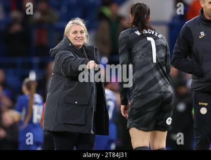 Londres, Royaume-Uni. 18 novembre 2023. Emma Hayes, directrice de Chelsea, célèbre avec Zecira Musovic de Chelsea lors du match de la FA Women's Super League à Stamford Bridge, Londres. Le crédit photo devrait se lire : David Klein/Sportimage crédit : Sportimage Ltd/Alamy Live News Banque D'Images