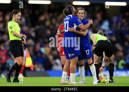 Kingston, Royaume-Uni. 18 novembre 2023. Jessie Fleming de Chelsea Women félicite Lauren James de Chelsea Women à temps plein lors du match de la FA Women's Super League entre Chelsea Women et Liverpool Women à Stamford Bridge, Londres, Angleterre le 18 novembre 2023. Photo de Carlton Myrie. Usage éditorial uniquement, licence requise pour un usage commercial. Aucune utilisation dans les Paris, les jeux ou les publications d'un seul club/ligue/joueur. Crédit : UK Sports pics Ltd/Alamy Live News Banque D'Images