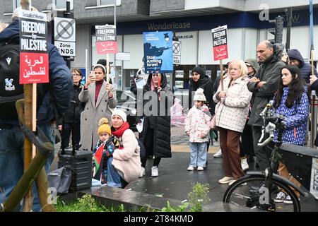 Walthamstow, Londres, Royaume-Uni. 18 novembre 2023. La population locale a organisé une manifestation exigeant Stop Arming Israeli! Le gouvernement britannique et les entreprises basées au Royaume-Uni sont complices des crimes d'Israël contre les Palestiniens par leur implication dans le commerce des armes avec Israël. Le gouvernement occidental dit que c’est pour de l’argent et des profits, indépendamment des droits humains du peuple palestinien, sans armée pour se défendre. Les chars, les avions de chasse et la marine sont égaux dans leur combat contre l'armée israélienne. Alors que le gouvernement occidental fournit des armes lourdes à Israël. Le double standard du monde occidental, pourquoi Palesti Banque D'Images