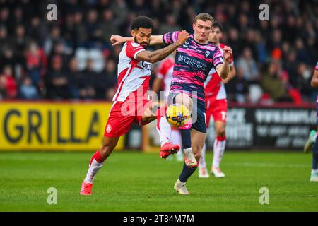 Jordan Roberts (11 Stevenage) et Ethan Hamilton (11 Lincoln City) affrontent le ballon lors du match Sky Bet League 1 entre Stevenage et Lincoln City au Lamex Stadium, Stevenage, le samedi 18 novembre 2023. (Photo : Kevin Hodgson | MI News) crédit : MI News & Sport / Alamy Live News Banque D'Images