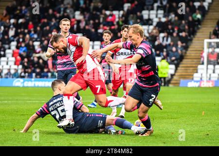 Alex Mitchell (25 Lincoln City) défie Alex MacDonald (7 Stevenage) lors du match de Sky Bet League 1 entre Stevenage et Lincoln City au Lamex Stadium, Stevenage le samedi 18 novembre 2023. (Photo : Kevin Hodgson | MI News) crédit : MI News & Sport / Alamy Live News Banque D'Images