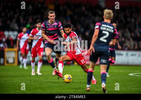 Ethan Hamilton (11 Lincoln City) affronte Jordan Roberts (11 Stevenage) lors du match Sky Bet League 1 entre Stevenage et Lincoln City au Lamex Stadium, Stevenage le samedi 18 novembre 2023. (Photo : Kevin Hodgson | MI News) crédit : MI News & Sport / Alamy Live News Banque D'Images