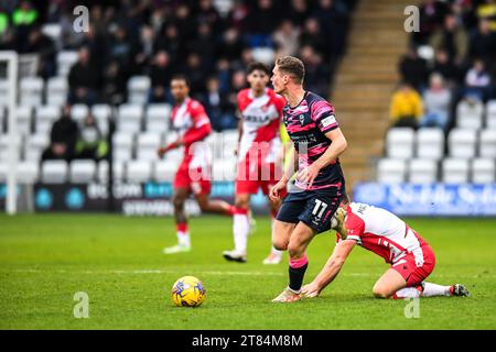 Ethan Hamilton (11 Lincoln City) avance lors du match Sky Bet League 1 entre Stevenage et Lincoln City au Lamex Stadium, Stevenage le samedi 18 novembre 2023. (Photo : Kevin Hodgson | MI News) crédit : MI News & Sport / Alamy Live News Banque D'Images