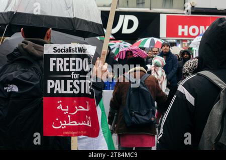 Londres, Royaume-Uni. Le 18 novembre, 2023 manifestants se rassemblent devant l'hôtel de ville de Redbridge dans l'est de Londres, au cours d'une journée de sensibilisation communautaire, l'une des plus de 100 manifestations organisées localement qui se déroulent aujourd'hui à travers le Royaume-Uni dans le cadre de l'effort pro-Palestine. © Simon King/ Alamy Live News Banque D'Images