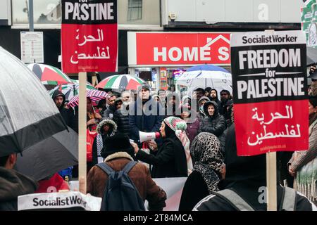 Londres, Royaume-Uni. Le 18 novembre, 2023 manifestants se rassemblent devant l'hôtel de ville de Redbridge dans l'est de Londres, au cours d'une journée de sensibilisation communautaire, l'une des plus de 100 manifestations organisées localement qui se déroulent aujourd'hui à travers le Royaume-Uni dans le cadre de l'effort pro-Palestine. © Simon King/ Alamy Live News Banque D'Images