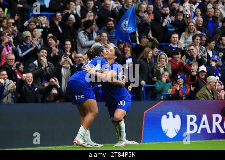 Kingston, Royaume-Uni. 18 novembre 2023. OBJECTIF : Lauren James de Chelsea Women célèbre avec Sam Kerr de Chelsea Women lors du match de FA Women's Super League entre Chelsea Women et Liverpool Women à Stamford Bridge, Londres, Angleterre le 18 novembre 2023. Photo de Carlton Myrie. Usage éditorial uniquement, licence requise pour un usage commercial. Aucune utilisation dans les Paris, les jeux ou les publications d'un seul club/ligue/joueur. Crédit : UK Sports pics Ltd/Alamy Live News Banque D'Images