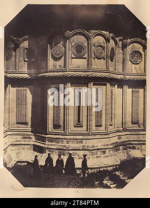 Ludwig Angerer Curtea de Arges, cathédrale, relief du jeu de chœur à l'extérieur, avec des ecclésiastiques devant elle. Papier salé, sur un caisson souterrain 1856, 1856 Banque D'Images