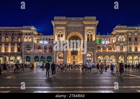 La Galleria Vittorio Emanuele II sur la Piazza del Duomo (place de la cathédrale) la nuit. Banque D'Images