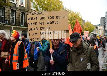 Waterloo, Londres, Royaume-Uni. 18 novembre 2023. Arrêtez le pétrole, nous en avons assez d'un PM qui est une marionnette pour l'exploration Big Oil, le développement et la production de combustibles fossiles au Royaume-Uni. Crédit : Voir Li/Picture Capital/Alamy Live News Banque D'Images