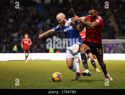 Jonny Williams de Gillingham en action contre Curtis Tilt de Salford City lors du match de Sky Bet League Two au Priestfield Stadium de Gillingham. Date de la photo : Samedi 18 novembre 2023. Banque D'Images