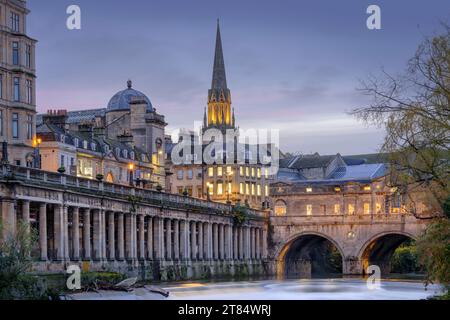 Bath, Somerset - Angleterre. Par une froide soirée de novembre, au crépuscule, les lumières clignotent dans la belle ville de Bath. Pulteney Bridge se trouve au-dessus de la fa Banque D'Images