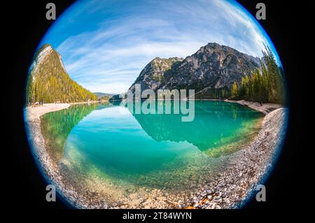 Vue panoramique sur le lac de Braies turquoise dans les montagnes de dolomie italiennes. Banque D'Images