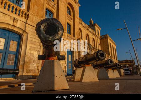 Canons sur le front de mer à Birgu, l'une des trois villes en dehors de la Valette à Malte Banque D'Images