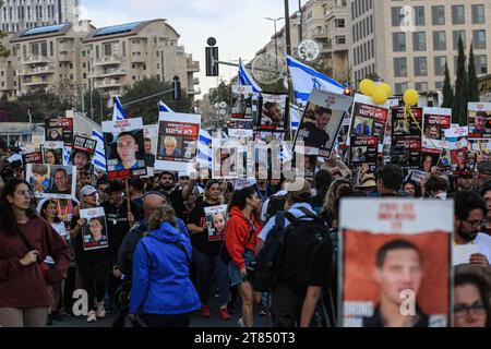 Jérusalem, Israël. 18 novembre 2023. Des familles d'otages marchent de tel Aviv à Jérusalem Jérusalem - NOVEMBRE 18 : des marcheurs, conduits par les familles des otages, entrent à Jérusalem le cinquième et dernier jour de la marche pour les otages, le 18 novembre 2023 à Jérusalem. Les familles et les partisans des otages pris par le Hamas lors de son attaque du 7 octobre ont commencé une marche de plusieurs jours de tel Aviv à Jérusalem, où ils manifesteront devant le bureau du Premier ministre. Selon les organisateurs de l'événement, plus de 25 000 participants défilent. Crédit : Imago/Alamy Live News Banque D'Images