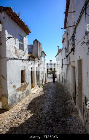 Rues pavées et ruelles étroites à Estremoz, Alentejo, Portugal Banque D'Images