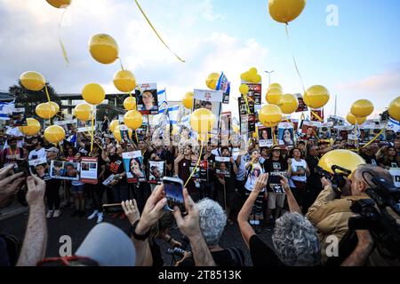 Jérusalem, Israël. 18 novembre 2023. Des familles d'otages marchent de tel Aviv à Jérusalem Jérusalem - NOVEMBRE 18 : des marcheurs, conduits par les familles des otages, entrent à Jérusalem le cinquième et dernier jour de la marche pour les otages, le 18 novembre 2023 à Jérusalem. Les familles et les partisans des otages pris par le Hamas lors de son attaque du 7 octobre ont commencé une marche de plusieurs jours de tel Aviv à Jérusalem, où ils manifesteront devant le bureau du Premier ministre. Selon les organisateurs de l'événement, plus de 25 000 participants défilent. Crédit : Imago/Alamy Live News Banque D'Images