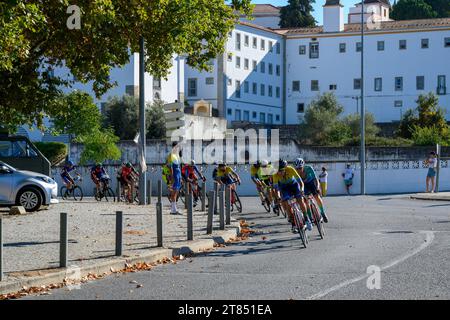 Cyclistes participant à une course cycliste photographiée le 30 septembre 2023 à Evora, Alentejo, Portugal Banque D'Images