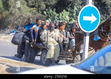 Gaza City, Territoires palestiniens. 18 novembre 2023. Les familles palestiniennes fuient la ville de Gaza et d'autres parties du nord de Gaza vers les zones sud au milieu des combats en cours entre Israël et le groupe palestinien Hamas. Crédit : Mohammed Talatene/dpa/Alamy Live News Banque D'Images