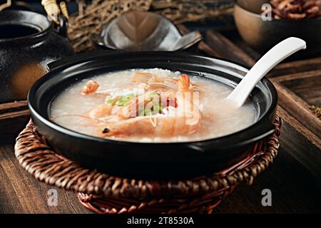 Bouillie de crevettes dans un Claypot, une casserole de bouillie de fruits de mer Chaoshan. Banque D'Images