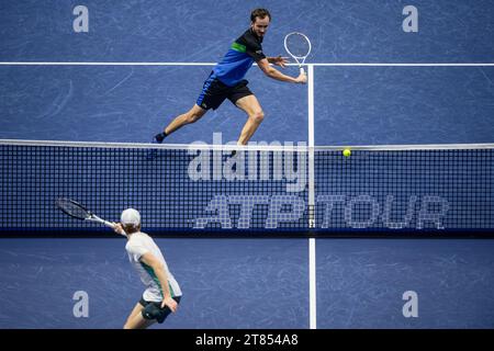 Turin, Italie. 18 novembre 2023. Daniil Medvedev, de Russie, et Jannik Sinner, d’Italie, en action lors du match de demi-finale en simple pendant la septième journée des finales Nitto ATP. Jannik Sinner a gagné 6-3, 6-7(4), 6-1. Crédit : Nicolò Campo/Alamy Live News Banque D'Images