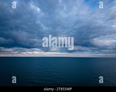 Une vue plongeante d'une mer sombre, d'un horizon et d'un ciel spectaculaire avant une tempête dans la soirée. Banque D'Images