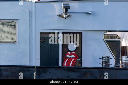 Rheinschiff Milanko Detail auf dem Rheinschiff Milanko. DAS Erkennungszeichen der Band Rolling-Stones ist auf der Türe eines Schiffes zu erkennen. Basel, Schweiz, 21.07.2022 *** navire rhénan Milanko détail sur le navire rhénan Milanko le signe distinctif Rolling Stones est visible sur la porte d'un navire Basel, Suisse, 21 07 2022 Credit : Imago/Alamy Live News Banque D'Images