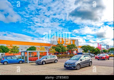 Rangsdorf, Allemagne - 01 novembre 2023 : parking devant une quincaillerie en Allemagne. Banque D'Images