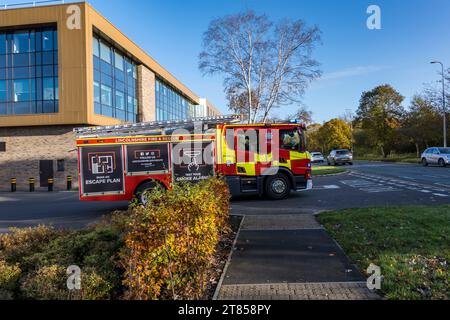 Un camion de pompiers quittant la caserne de pompiers au feu bleu, South Park, South Park Avenue, Lincoln City, Lincolnshire, Angleterre, Royaume-Uni Banque D'Images