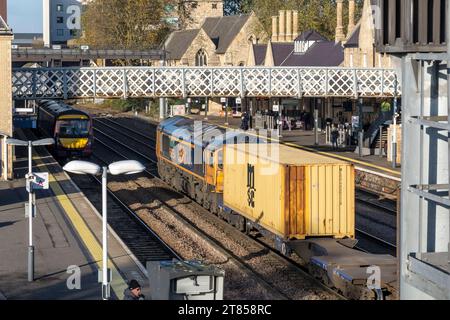 GB Freightliner passant par la gare de Lincoln City sur la ligne descendante, Lincoln City, Lincolnshire, Angleterre, Royaume-Uni Banque D'Images