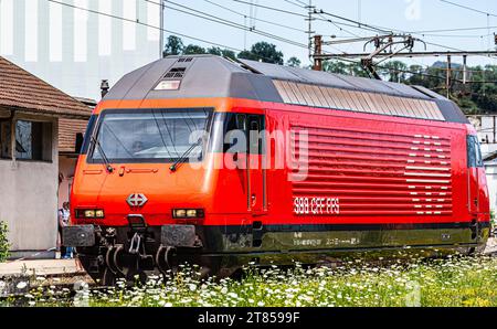 Fitnessfahrt SBB Historic Eine SBB Re 460, besser bekannt unter Lok 2000, ist vor dem Lokomotivdepot von SBB Historic beim Bahnhof Olten auf Fitnessfahrt. Olten, Schweiz, 09.06.2022 *** SBB Historic fitness ride An SBB Re 460, better known as locomotive 2000, is on a fitness ride in front of the SBB Historic locomotive depot at Olten station Olten, Switzerland, 09 06 2022 Credit: Imago/Alamy Live News Stock Photo