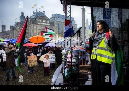 Amsterdam, pays-Bas. 18 novembre 2023. AMSTERDAM - des manifestants participent à la Marche rouge à Amsterdam. La Marche rouge, comme on l'appelle, vise à appeler à un cessez-le-feu dans la bande de Gaza, où Israël et le Hamas sont en guerre. ANP RAMON VAN flymen netherlands Out - belgique Out Credit : ANP/Alamy Live News Banque D'Images