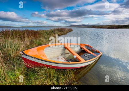 Bateau à rames ou petit canot sur le Loch Stenness, îles Orcades, Écosse, Royaume-Uni Banque D'Images