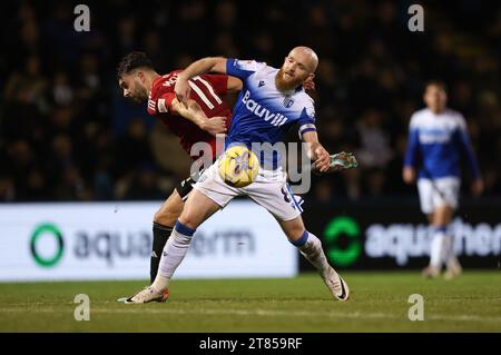 Jonny Williams de Gillingham en action contre Connor McLennan de Salford City lors du match de Sky Bet League Two au Priestfield Stadium de Gillingham. Date de la photo : Samedi 18 novembre 2023. Banque D'Images