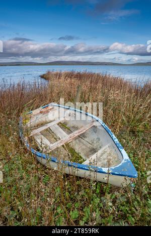 Bateau à rames ou petit canot sur le Loch Stenness, îles Orcades, Écosse, Royaume-Uni Banque D'Images