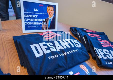 Des Moines, IA, États-Unis. 17 novembre 2023. T-shirts de la campagne exposés à l'ouverture du bureau de campagne de DeSantis Iowa à des Moines, IA, le vendredi 17 novembre 2023. (Image de crédit : © Fritz Nordengren/ZUMA Press Wire) USAGE ÉDITORIAL SEULEMENT! Non destiné à UN USAGE commercial ! Banque D'Images