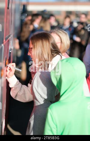 Des Moines, IA, États-Unis. 17 novembre 2023. Un supporter signe le bus de campagne à l'ouverture du bureau de campagne de DeSantis Iowa à des Moines, IA, le vendredi 17 novembre 2023. (Image de crédit : © Fritz Nordengren/ZUMA Press Wire) USAGE ÉDITORIAL SEULEMENT! Non destiné à UN USAGE commercial ! Banque D'Images