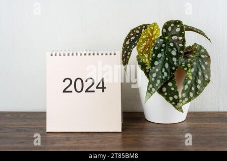 Calendrier de bureau 2024 avec point polka Begonia maculata Banque D'Images