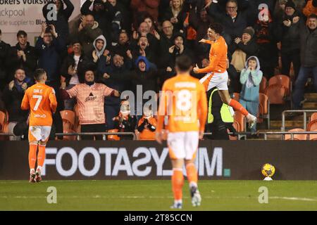 Kyle Joseph de Blackpool (à droite) célèbre avoir marqué le troisième but de leur équipe lors du match Sky Bet League One à Bloomfield Road, Blackpool. Date de la photo : Samedi 18 novembre 2023. Banque D'Images