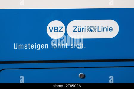 VBZ Züri Linie logo der Verkehrsbetriebe Zürich VBZ und dazugehörige Werbespruch. Zürich, Schweiz, 29.10.2022 *** VBZ Züri Linie logo de la société de transport public de Zurich VBZ et slogan publicitaire associé Zurich, Suisse, 29 10 2022 crédit : Imago/Alamy Live News Banque D'Images