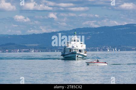 MS Säntis Die MS Säntis der Schweizerischen Bodensee Schifffahrt fährt in den Hafen von Romanshorn im Kanton Thurgau ein. Romanshorn, Schweiz, 21.08.2023 *** MS Säntis le MS Säntis de Schweizerische Bodensee Schifffahrt navigue dans le port de Romanshorn dans le canton de Thurgau Romanshorn, Suisse, 21 08 2023 Credit : Imago/Alamy Live News Banque D'Images