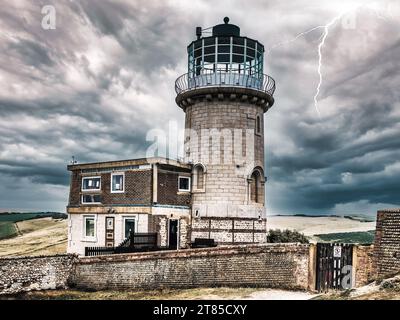 Image sombre et sombre du phare de Belle tout, avec un éclair en arrière-plan, prise à Beachy Head Eastbourne Banque D'Images