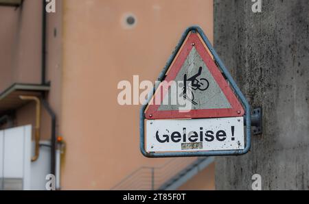 Vorsicht Geleise Ein Schild warnt Radfahrer vor Geleisen und der Sturzgefahr die droht. Koblenz, Schweiz, 30.08.2022 *** attention, Tracks Un panneau avertit les cyclistes des pistes et du risque de chute Koblenz, Suisse, 30 08 2022 Credit : Imago/Alamy Live News Banque D'Images