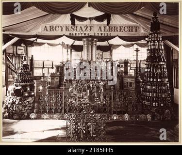 Edward Trzemeski Exhibition Lemberg 1877 : salle d'exposition avec des produits en fonte et des spiritueux de la marchandise Archiduc Albrechts. Papier albumine, sur la boîte 1877, 1877 Banque D'Images