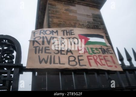 Glasgow, Écosse, Royaume-Uni. 18 novembre 2023. Les personnes soutenant la Palestine assistent à un rassemblement à Glasgow Green pour protester contre le conflit israélo-palestinien en cours, puis descendent dans la rue pour marcher dans la ville. Crédit : SKULLY/Alamy Live News Banque D'Images