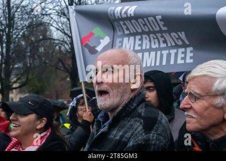 Glasgow, Écosse, Royaume-Uni. 18 novembre 2023. Les personnes soutenant la Palestine assistent à un rassemblement à Glasgow Green pour protester contre le conflit israélo-palestinien en cours, puis descendent dans la rue pour marcher dans la ville. Crédit : SKULLY/Alamy Live News Banque D'Images