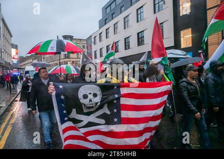 Glasgow, Écosse, Royaume-Uni. 18 novembre 2023. Les personnes soutenant la Palestine assistent à un rassemblement à Glasgow Green pour protester contre le conflit israélo-palestinien en cours, puis descendent dans la rue pour marcher dans la ville. Crédit : SKULLY/Alamy Live News Banque D'Images