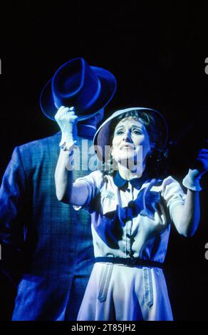 Janis Kelly (Rose Maurrant) dans STREET SCENE at English National Opera (ENO), London Coliseum, London WC2 17/10/1989 coproduction avec Scottish Opera musique : Kurt Weill livre : Elmer Rice paroles : Langston Hughes chef d'orchestre : Carl Davis design : David Fielding éclairage : Paul Pyant chorégraphe : David Toguri réalisateur : David Pountney Banque D'Images