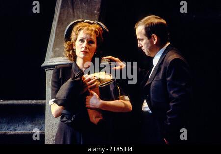 Janis Kelly (Rose Maurrant), Bonaventura BOTTONE (Sam Kaplan) dans STREET SCENE at English National Opera (ENO), London Coliseum, London WC2 17/10/1989 coproduction avec Scottish Opera musique : Kurt Weill livre : Elmer Rice paroles : Langston Hughes Chef d'orchestre : Carl Davis design : David Fielding éclairage : Paul Pyant chorégraphe : David Toguri réalisateur : David Pountney Banque D'Images