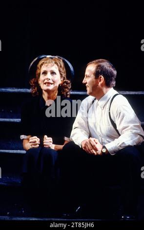 Janis Kelly (Rose Maurrant), Bonaventura BOTTONE (Sam Kaplan) dans STREET SCENE at English National Opera (ENO), London Coliseum, London WC2 17/10/1989 coproduction avec Scottish Opera musique : Kurt Weill livre : Elmer Rice paroles : Langston Hughes Chef d'orchestre : Carl Davis design : David Fielding éclairage : Paul Pyant chorégraphe : David Toguri réalisateur : David Pountney Banque D'Images